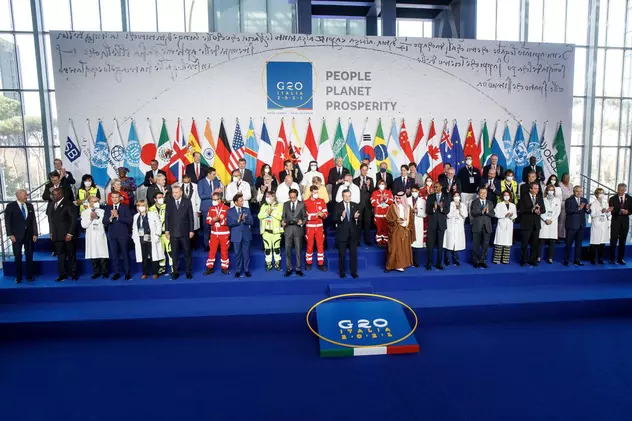 Liderii celor mai dezvoltate economii, fotografie de grup cu cadre medicale, la summitul G20 de la Roma
