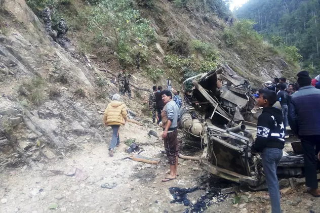 Cel puțin 25 de oameni au murit după ce autobuzul în care se aflau a căzut într-o prăpastie, în Nepal