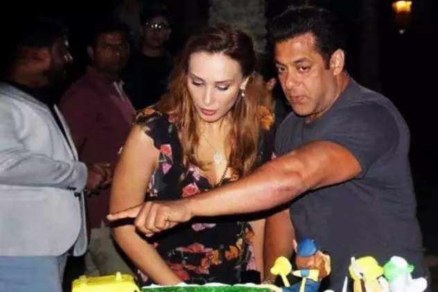 Cum au fost surprinși Salman Khan și Iulia Vântur, la omagierea unui prieten al actorului