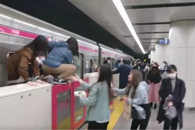Un tânăr deghizat în Joker a înjunghiat mai mulți oameni, în metroul din Tokyo