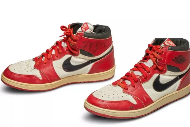O pereche de bascheți purtați de Michael Jordan, vândută la licitaţie pentru suma record de aproape 1,5 milioane de dolari