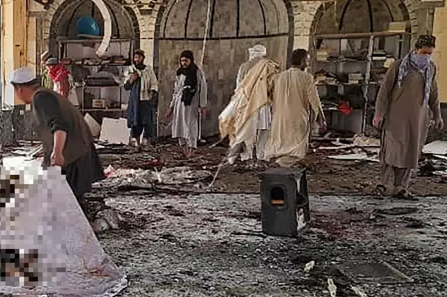 Atacul cu bombă asupra unei moschei din Afganistan, revendicat de ISIS. Cel puțin 50 de persoane au fost ucise