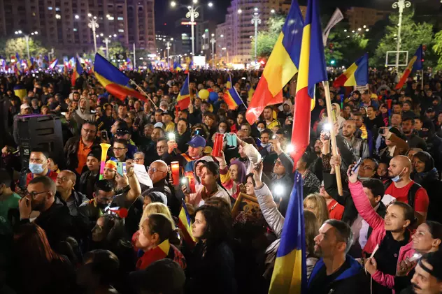 Mii de oameni, la protestul anti-restricții din București. Liderii AUR și senatoarea Șoșoacă, printre manifestanți