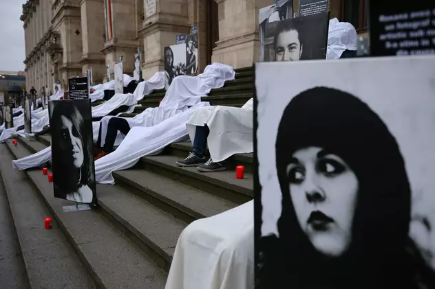 Protest la Curtea de Apel: rudele victimelor din Colectiv, acoperite cu cearșafuri albe, lângă fotografiile cu cei dragi