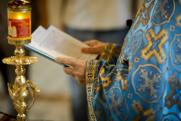 Preot din Alba Iulia, cercetat penal după ce a ținut slujbe, deşi era diagnosticat cu COVID