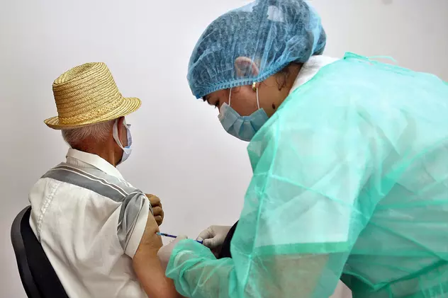 Peste 15.000 de de români, vaccinaţi anti-COVID, dintre care cei mai mulţi sunt cu doza trei