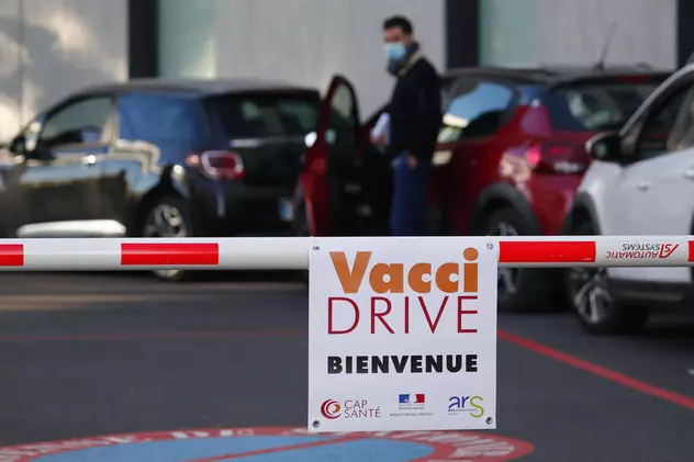 Rețeta Franței pentru a accelera vaccinarea: „Persoanele cu idei ciudate despre vaccin au avut acces limitat la TV”