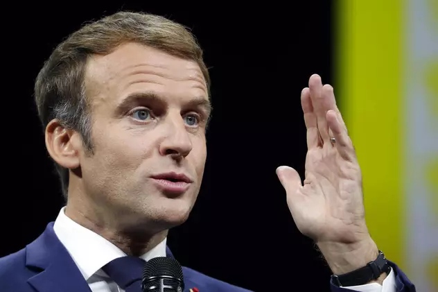 Președintele Macron avertizează că le va da „bătăi de cap” francezilor nevaccinați