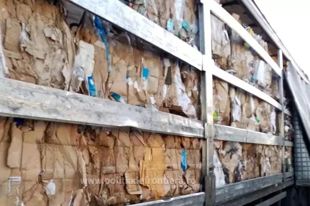 Peste 22 de tone de deşeuri din hârtie aduse din Bulgaria, întoarse de la graniță. Unde urmau să ajungă