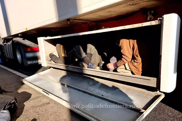 34 de migranți ascunși în lada de scule sau în compartimentele de marfă ale unor camioane, depistați la frontiera cu Ungaria