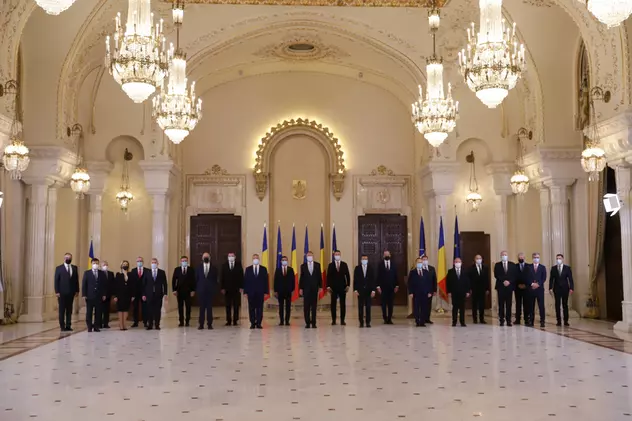 Coaliția PNL-PSD-UDMR, învestită la putere. Premierul Ciucă și miniștrii săi au depus jurământul. Iohannis: „Vă felicit”