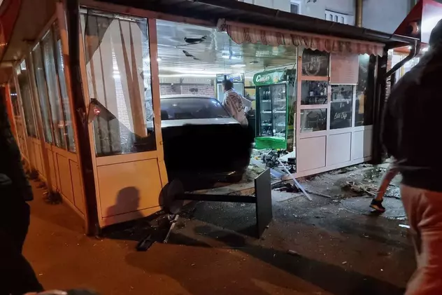 Accident rutier la Bârlad. Un tânăr de 18 ani care abia își luase permisul a intrat cu mașina într-un bar