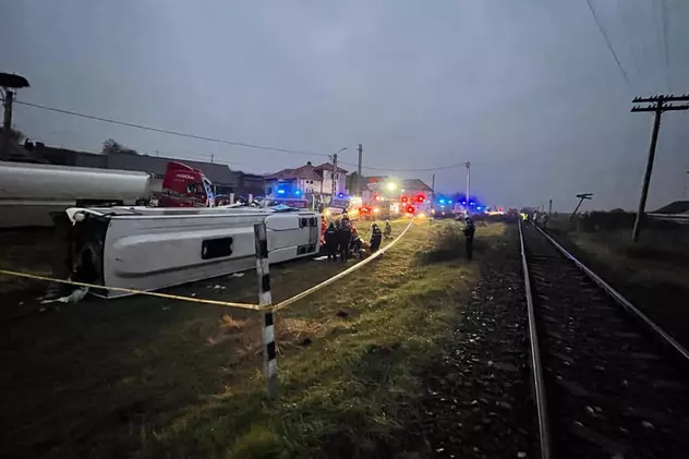 O persoană a murit și 14 au fost rănite, după ce o cisternă cu motorină s-a ciocnit cu un microbuz, în Bistriţa-Năsăud