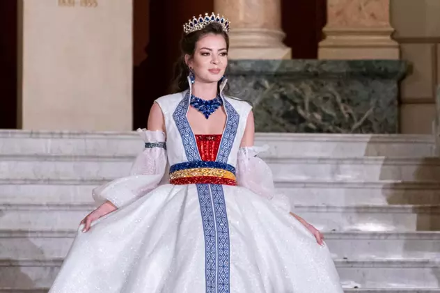 Miss Universe România va purta o rochie cu 10.000 de cristale Swarovski, inspirată de portul Reginei Maria