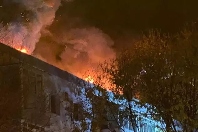 28 de persoane au fost evacuate dintr-un bloc din Slatina, după ce acoperișul a luat foc. Nimeni nu a fost rănit