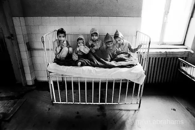 Orfelinat din România în februarie 1990, fotografie de Mike Abrahams