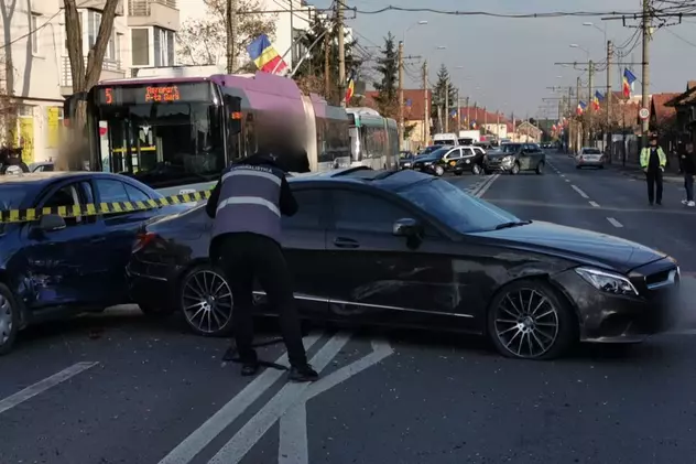 Carambol cu șase mașini în Cluj-Napoca provocat de o şoferiţă de 19 ani. Un bărbat a ajuns la spital