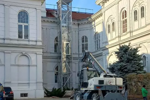 Un muncitor care lucra la reabilitarea acoperișului Primăriei Arad a căzut cu liftul pentru materiale de construcții. Bărbatul este în comă