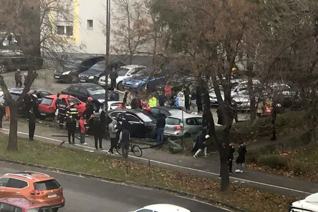 Accident grav în Timișoara. Trei persoane, rănite și mai multe mașini, avariate
