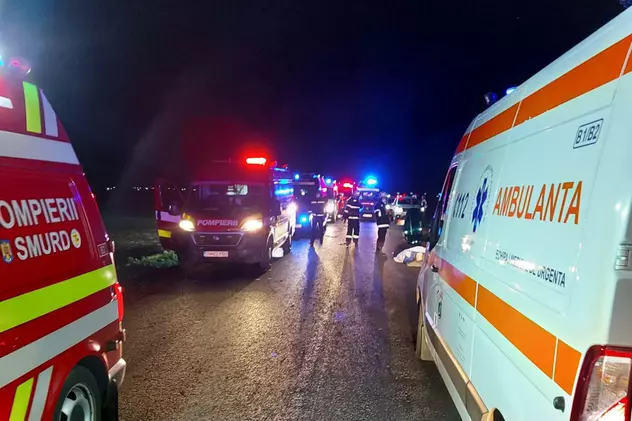 O mașină cu migranți s-a răsturnat în Timiș. Doi oameni au murit, 10 au fost răniți, șoferul e căutat
