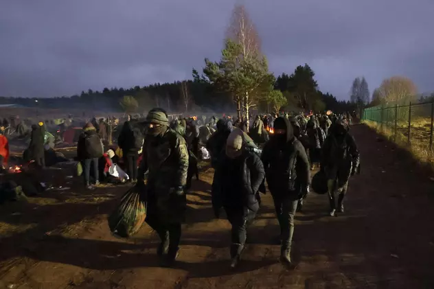Polonia a arestat aproximativ 100 de migranți care au încercat să treacă frontiera dinspre Belarus