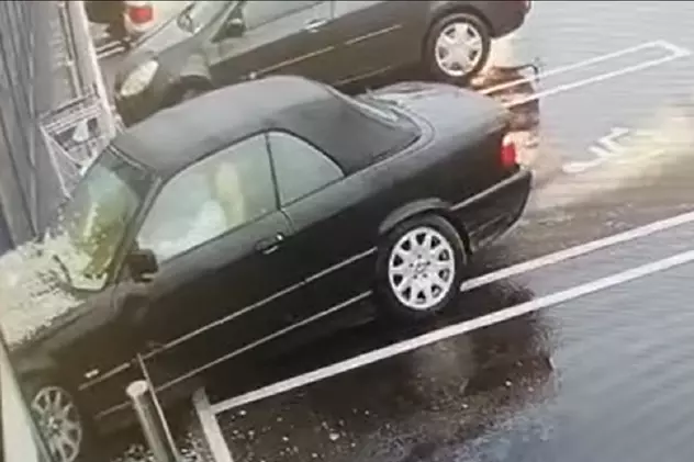 VIDEO | O șoferiță cu BMW a intrat prin geamul unui supermarket, când ieșea din parcare, la Brad, în Hunedoara