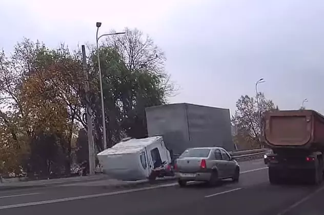 VIDEO / Cabină de camion rabatată de pe șasiu când șoferul a frânat, în Satu Mare