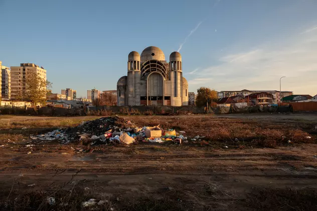Catedrala din Craiova în care se tot bagă bani publici, dar lucrările nu mai avansează. „Se va termina când o vrea Dumnezeu!”
