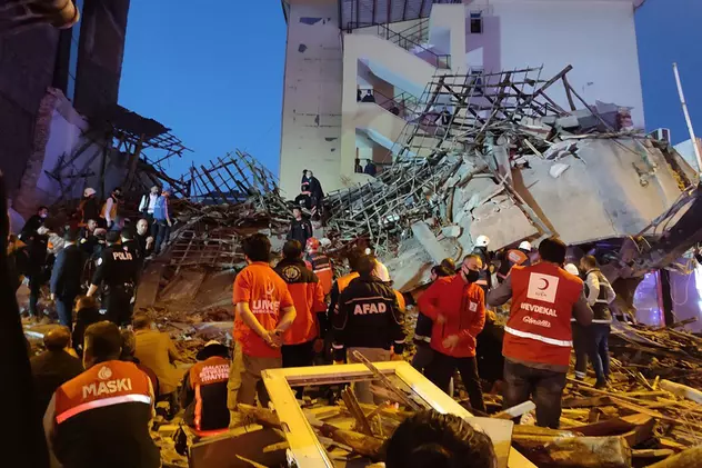 O clădire comercială s-a prăbușit într-un oraș din estul Turciei. Mai multe persoane, prinse sub dărâmături