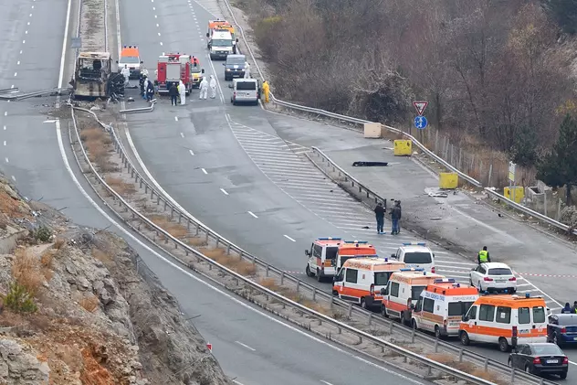Primele concluzii ale anchetatorilor, după tragedia din Bulgaria: bidoane de motorină, un cauciuc explodat, marcaje șterse
