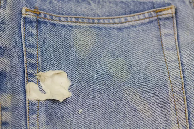 Cum scoți guma de mestecat lipită pe haine