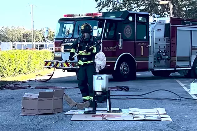 Momentul în care un curcan congelat explodează într-o oală cu ulei încins. Demonstrația pompierilor din SUA