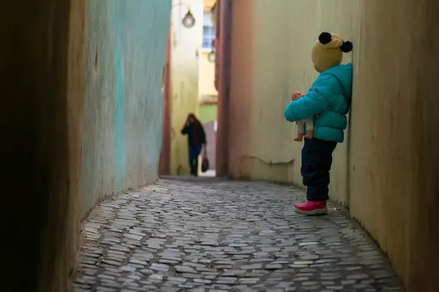 Drama unei fetițe române de 5 ani venite din Spania în Italia să-și vadă mama și care rătăcea pe străzi înfrigurată și înfometată