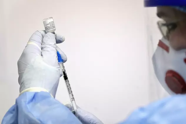 Primele cantităţi de vaccin cu noua formulă împotriva infecţiei cu coronavirus au ajuns în România