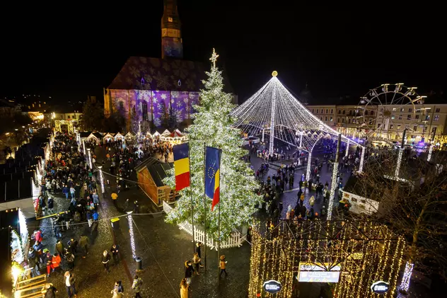 Cozi și aglomerație la târgurile de Crăciun din țară. Imagini din Sibiu, Cluj-Napoca și București