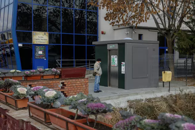 Cum arată toaleta publică de 48.000 de euro cumpărată de Primăria Bârlad. „Atâta i-a dus capul”