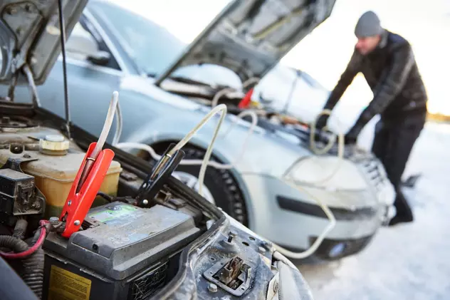 Cum pornești iarna o mașină rămasă fără curent, cu ajutorul cablurilor