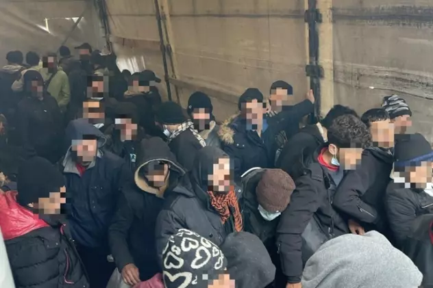 Aproape 100 de migranți ilegali, descoperiți într-un camion românesc, în Ungaria