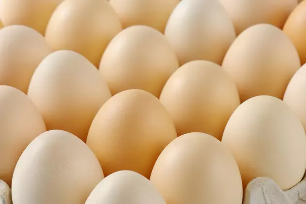 Doi români au furat 93 de ouă dintr-un automat cu autoservire, în Austria