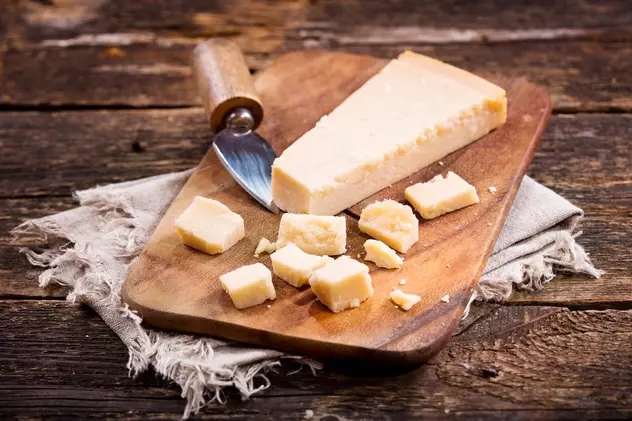 Parmezan este numele unei brânzeturi italiene foarte tari fabricate din lapte crud de vacă. Brânza parmezan originală se numește mai exact Parmigiano-Reggiano.