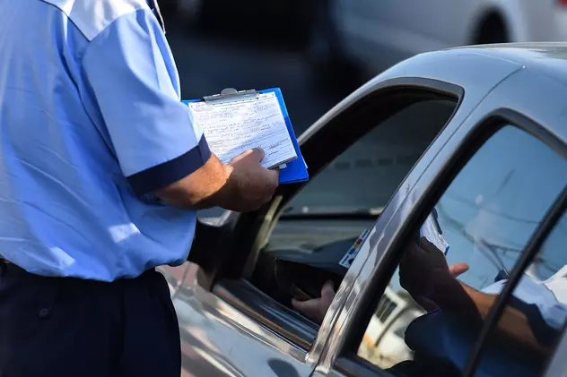 Pedeapsa primită de un polițist care a scris o amendă pe numele soției șoferului prins cu 131 km/h în localitate. Ea nici măcar nu era în mașină