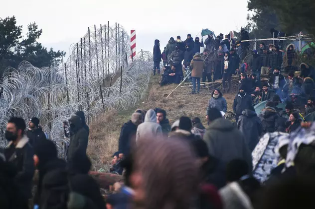 Mii de migranți în Belarus, la granița poloneză. Varșovia așteaptă un incident armat, UE și SUA îl atacă pe Lukașenko