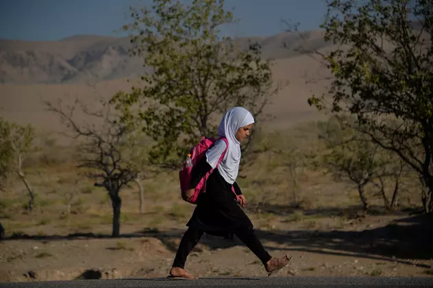Copile vândute de familiile înfometate, în Afganistan. „A trebuit să o fac. Probabil va trebui să vând și o altă fiică”