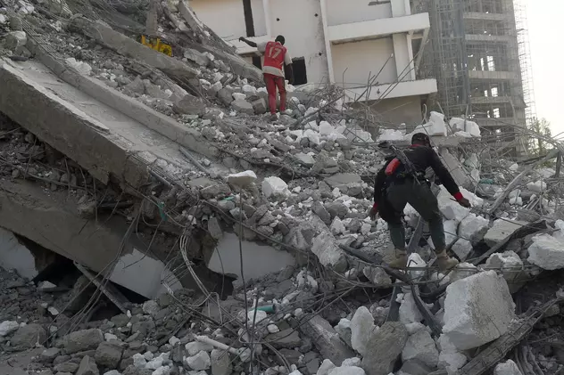 Un bloc de 21 de etaje aflat în construcție s-a prăbușit în Lagos, Nigeria. Peste 100 de muncitori, prinși sub dărâmături