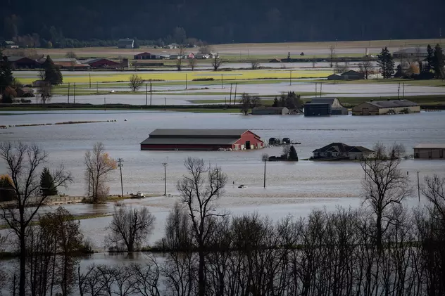 Case și autostrăzi acoperite de ape în Canada. Cel puțin un deces în urma inundațiilor
