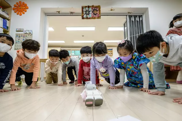 Coreea de Sud își pregătește copiii pentru „un viitor high-tech”. Roboții, introduși în grădinițe