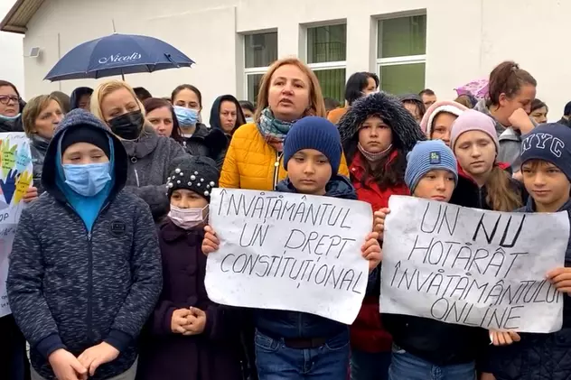 Protest la un liceu din județul Suceava, față de condiția vaccinării. „A fost prea în scurt. Nu suntem contra vaccinării”