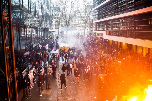 Protest violent la Bruxelles față de măsurile anti-COVID. Poliția a intervenit cu tunuri cu apă și gaze lacrimogene