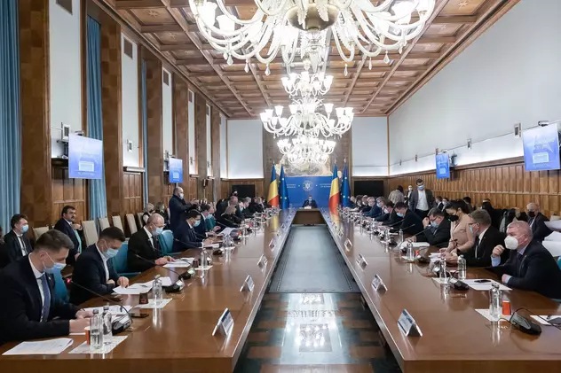 Ședință la Guvern, după confirmarea tulpinii Omicron în România. Urmează să fie anunțate noile măsuri