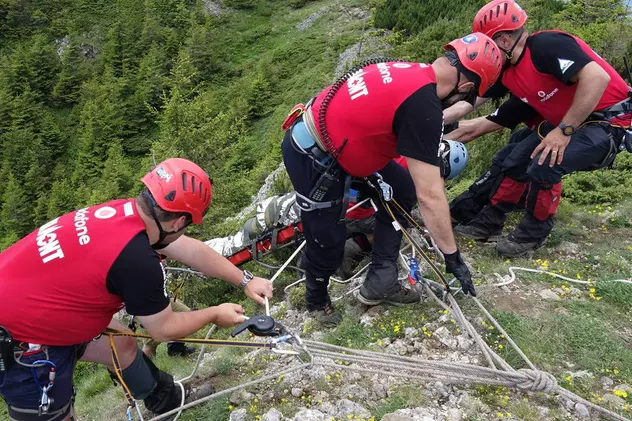 VIDEO Tânăr băut, recuperat de salvamontiști, după ce a căzut 100 de metri într-o râpă de pe Vârful Tâmpa